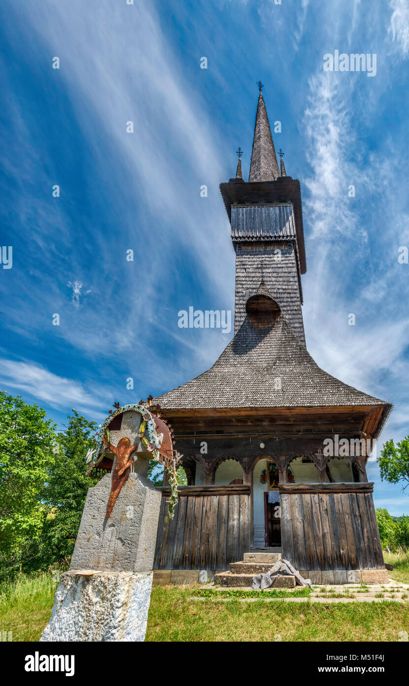 Pierre tombale en face de l'Église d'Archanges Michel et Gabriel, Eglise orthodoxe roumaine, 1798, village de Plopis, Maramures, Roumanie Banque D'Images