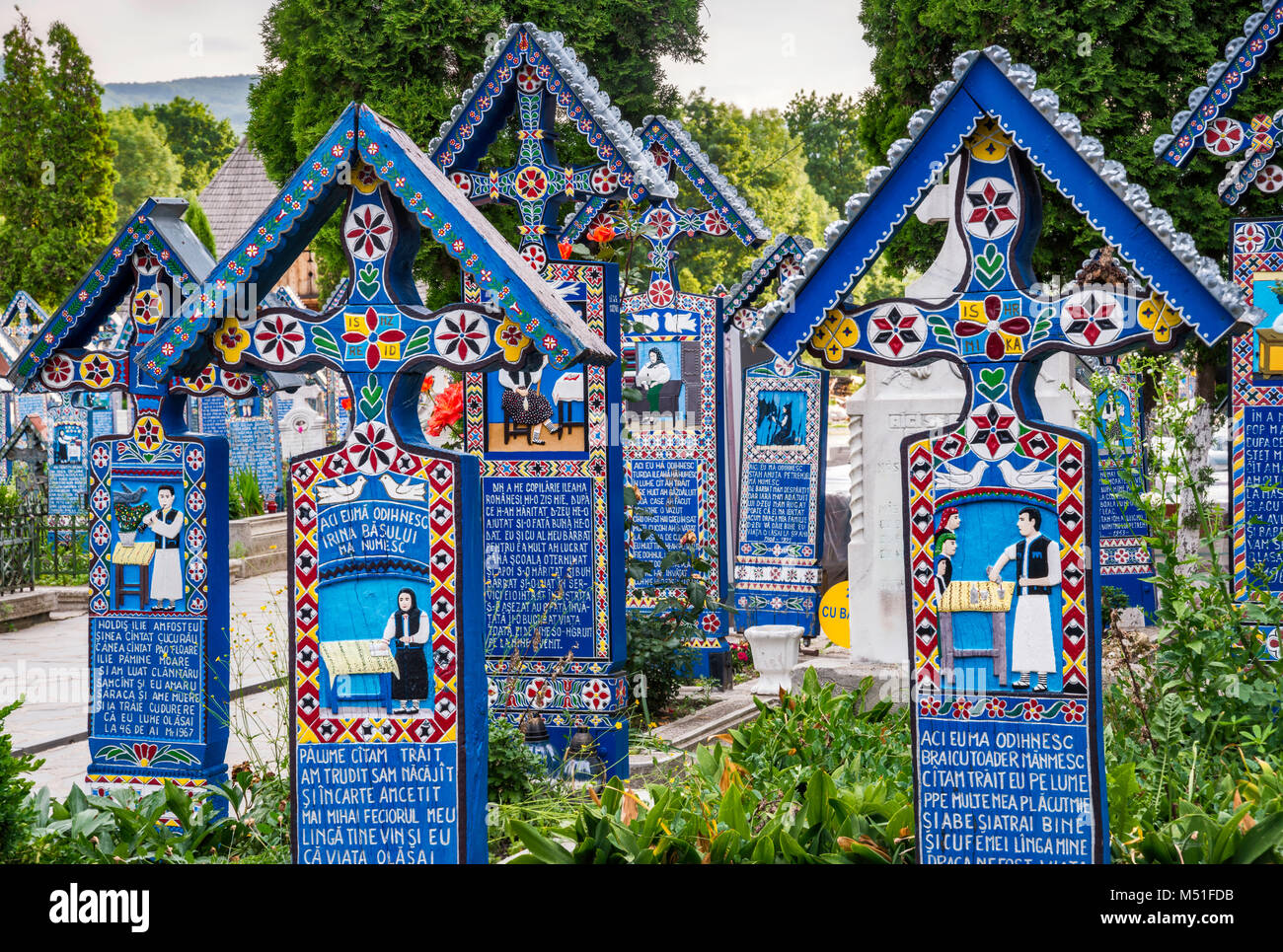 Panneaux en bois sculptés avec des croisements à épitaphes sur les tombes, le Cimetière Joyeux (Cimitirul Vesel) de Sapanta Maramures, Roumanie, Région Banque D'Images