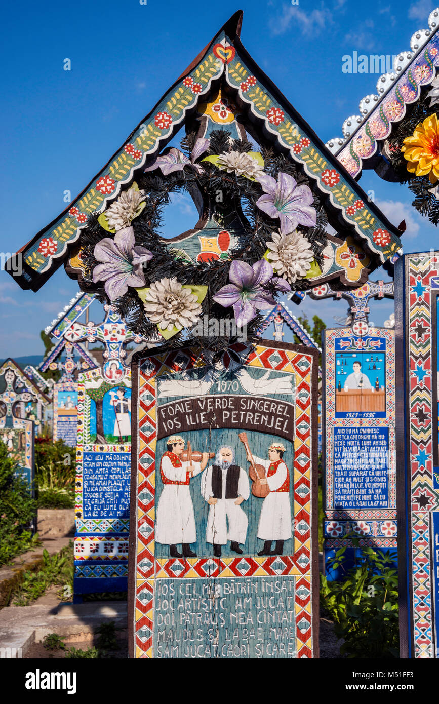 Panneau en bois sculpté avec épitaphe à croix sur la tombe, Cimetière Joyeux (Cimitirul Vesel) de Sapanta Maramures, Roumanie, Région Banque D'Images
