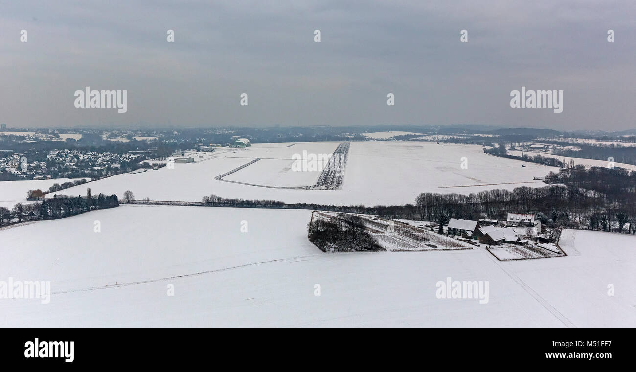 Vue aérienne, l'aéroport, l'hiver, Muelheim, neige, Landbahn 07, Essen, Ruhr, Rhénanie du Nord-Westphalie, Allemagne, Europe, Essen, Ruhr, Europe, antenne Banque D'Images