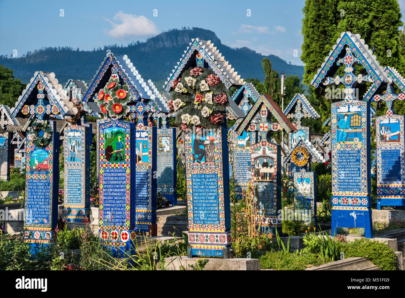 Panneaux en bois sculptés avec des croisements à épitaphes sur les tombes, le Cimetière Joyeux (Cimitirul Vesel) de Sapanta Maramures, Roumanie, Région Banque D'Images
