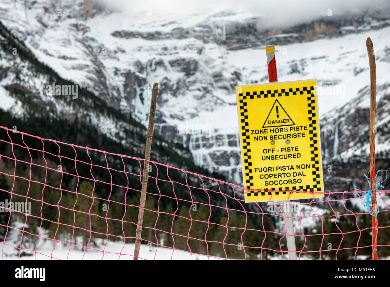 Avertit les hors-pistes pas garantis dans les montagnes françaises Banque D'Images