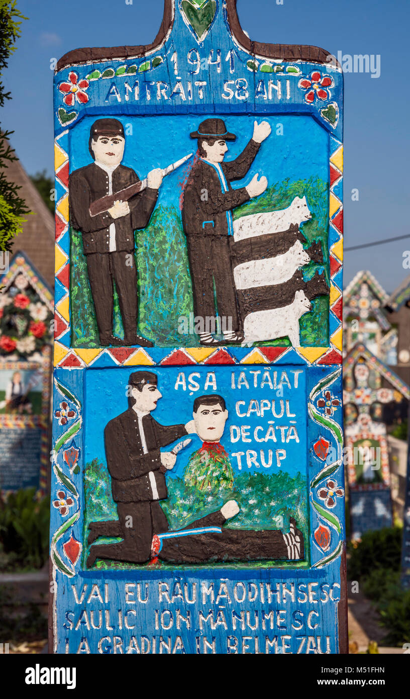 Panneau en bois sculpté avec épitaphe à croix sur la tombe, Cimetière Joyeux (Cimitirul Vesel) de Sapanta Maramures, Roumanie, Région Banque D'Images