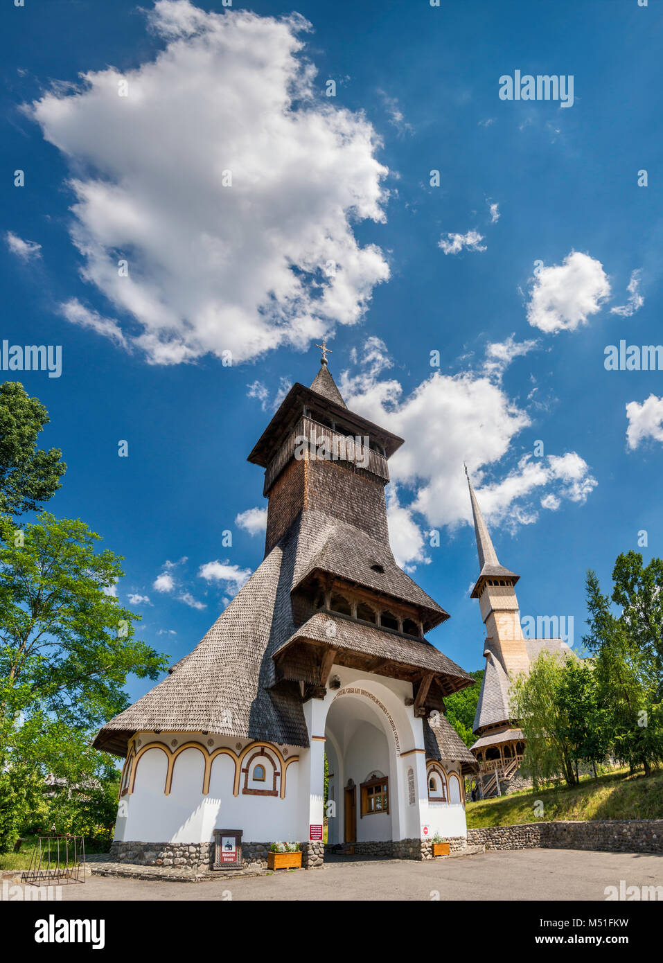 À l'entrée de la tour en Monastère Barsana, Région de Maramures, Roumanie Banque D'Images