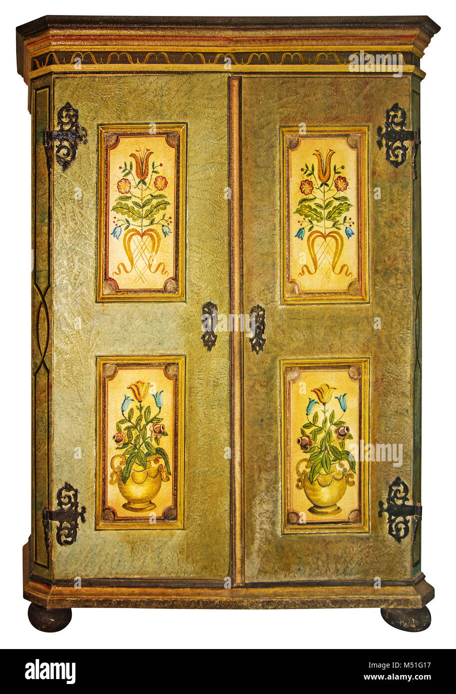 Armoire en bois peint vintage with clipping path isolé sur fond blanc Banque D'Images Armoire en bois peint vintage with clipping path isolé sur fond blanc Banque D'Images