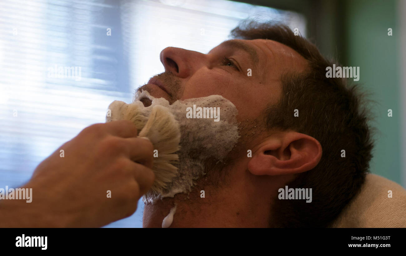 Avoir un rasage dans un salon de coiffure d'Istanbul. Banque D'Images