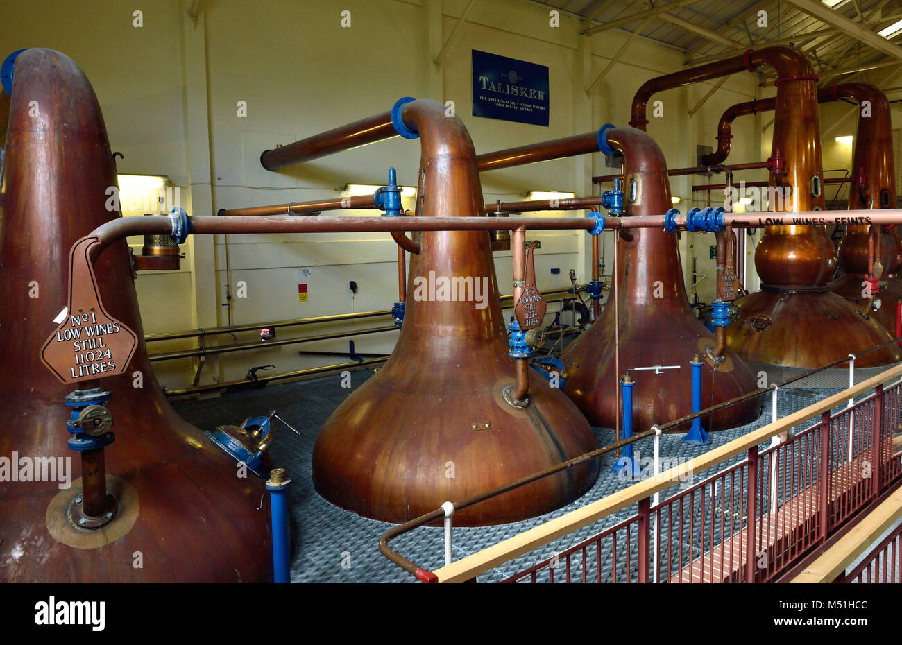 Royaume-uni, l'Écosse, l'archipel des Hébrides intérieures : île de Skye. Les alambics de la distillerie de Whisky Talisker Carbost Banque D'Images