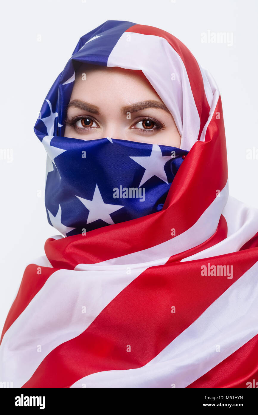 Portrait D'une Jeune Femme Musulmane Portant Des Vêtements De Cérémonie  Protégeant Le Masque Facial Et Le Foulard Hijab Tenant La Carte Du Drapeau  De La Palestine Sur Fond Isolé Concept De Pays