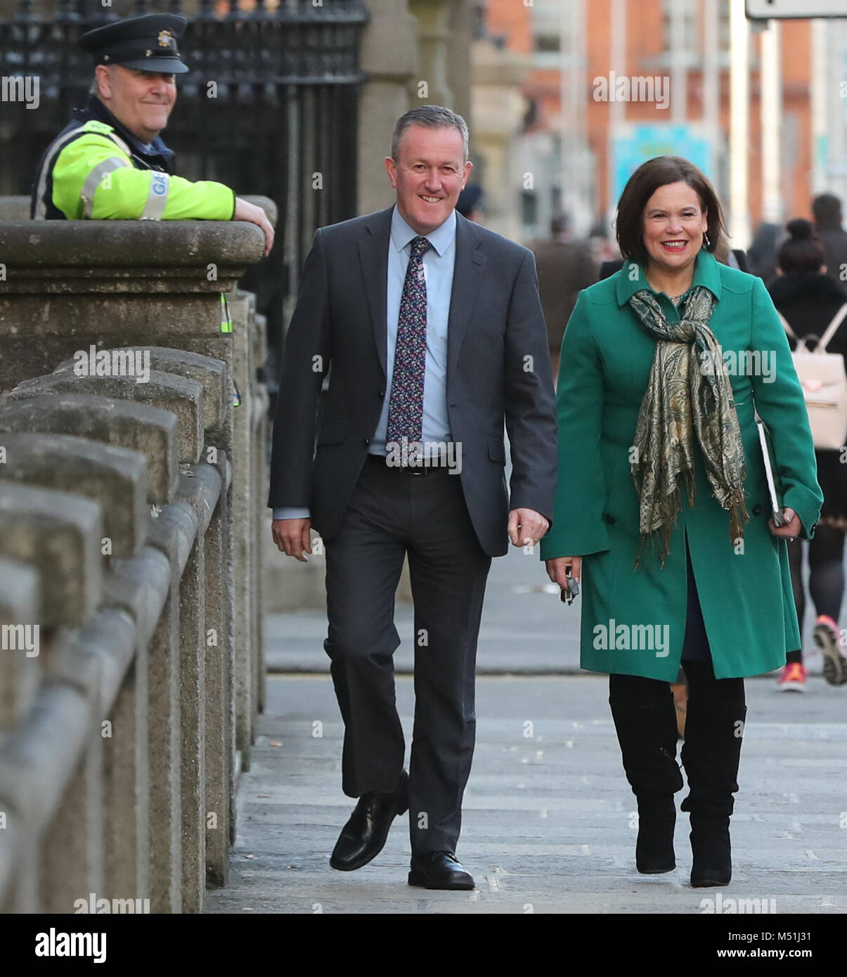 Un Garda ressemble à du Sinn Fein Conor Murphy et Mary Lou McDonald,  lorsqu'ils arrivent à des édifices gouvernementaux à Dublin pour une  réunion avec le Premier ministre irlandais Leo Varadkar Photo