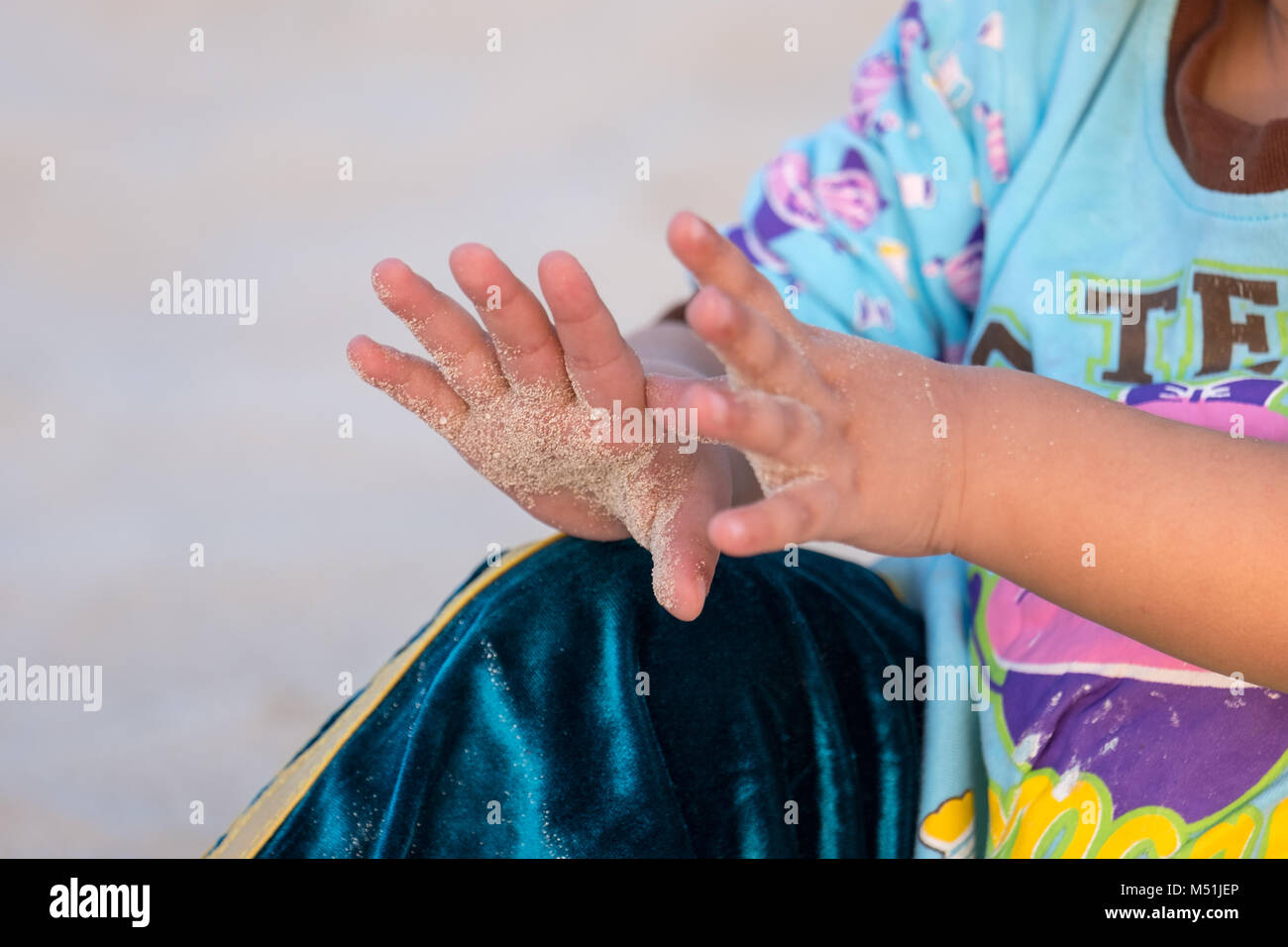 Petite Fille A La Recherche De Ses Petites Mains Des Batons De Sable Avec Ses Petites Mains Mignonnes Photo Stock Alamy