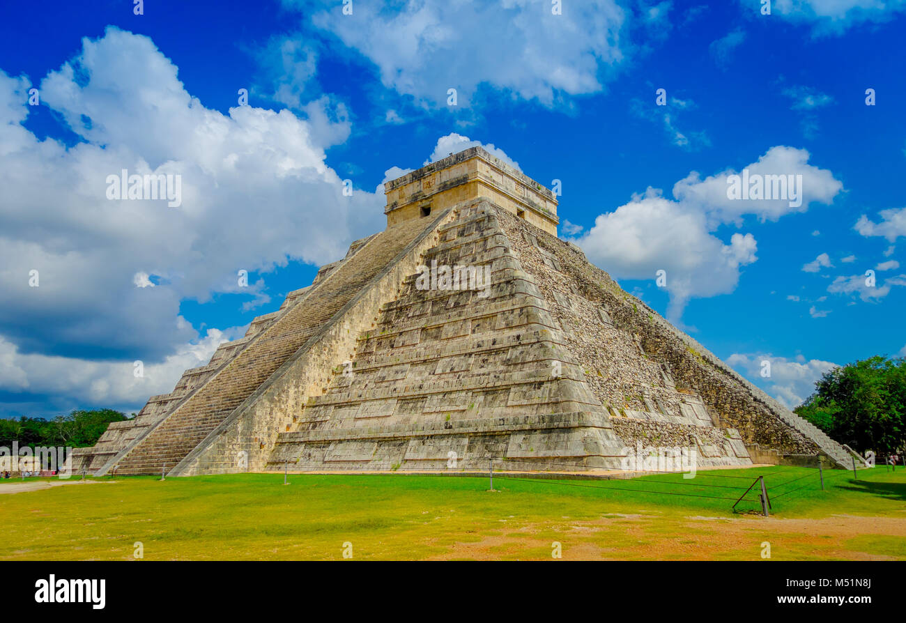 CHICHEN ITZA, MEXIQUE - 12 NOVEMBRE 2017 : Les étapes de la fameuse pyramide de Chichen Itza sur la péninsule du Yucatan au Mexique Banque D'Images