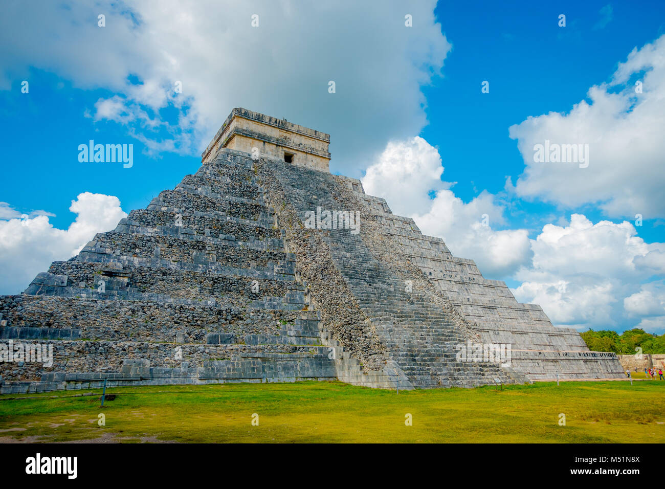 CHICHEN ITZA, MEXIQUE - 12 NOVEMBRE 2017 : Les étapes de la fameuse pyramide de Chichen Itza sur la péninsule du Yucatan au Mexique avec un magnifique ciel bleu dar avec un cluds certains Banque D'Images