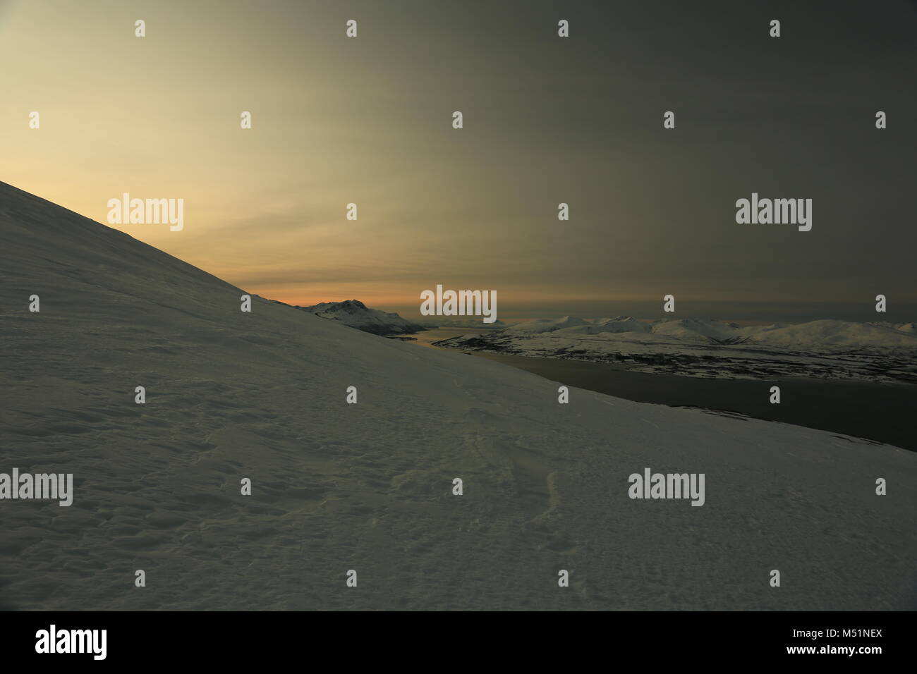Faible Soleil d'hiver dans les montagnes sur les Fjords Banque D'Images
