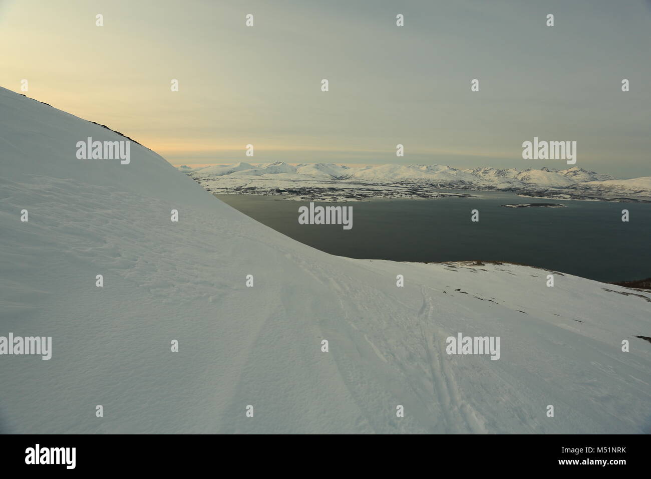 Skieur à remettre sur les voies Banque D'Images