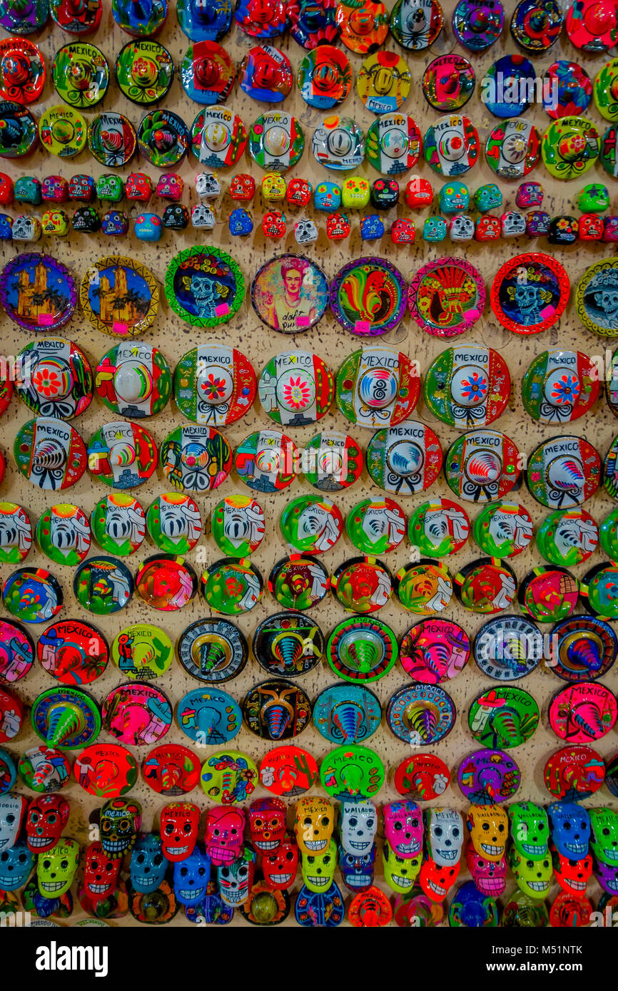 CHICHEN ITZA, MEXIQUE - 12 NOVEMBRE 2017 : Cl ose d'artisanat coloré à Chichen Itza, l'un des plus visités sites archéologiques au Mexique. Environ 1,2 millions de touristes visitent chaque année les ruines Banque D'Images