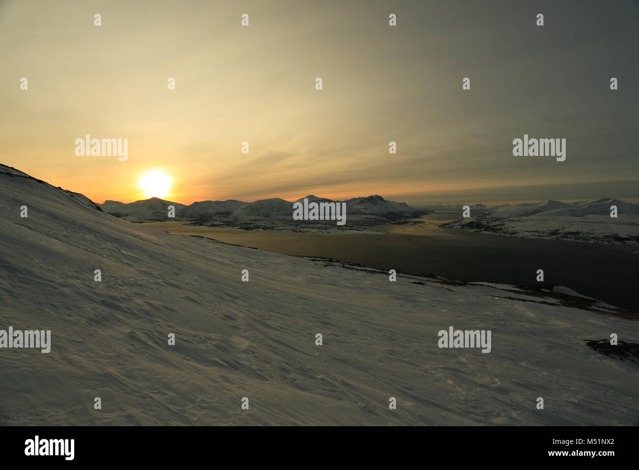 Faible Soleil d'hiver dans les montagnes sur les Fjords Banque D'Images