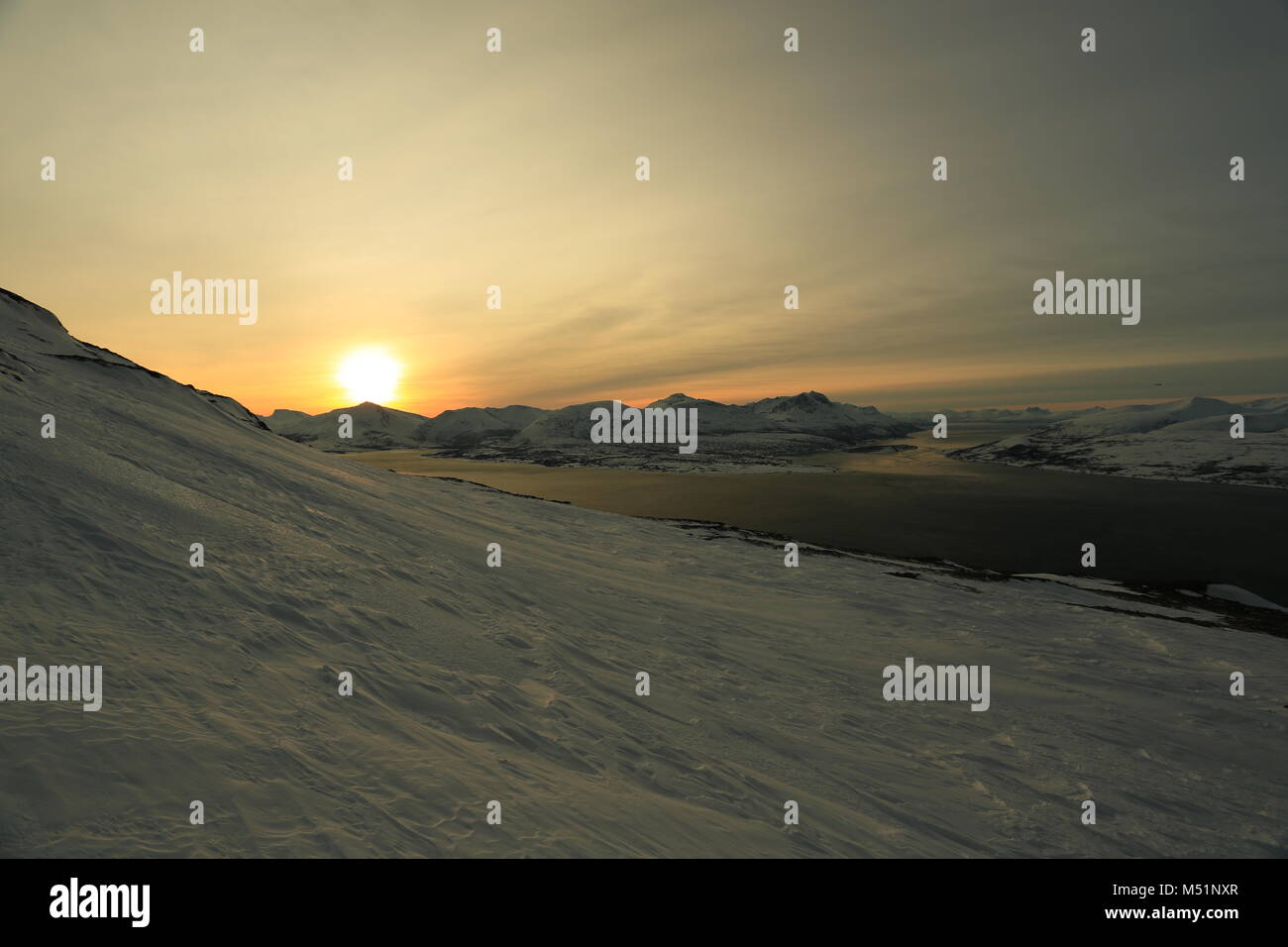Faible Soleil d'hiver dans les montagnes sur les Fjords Banque D'Images