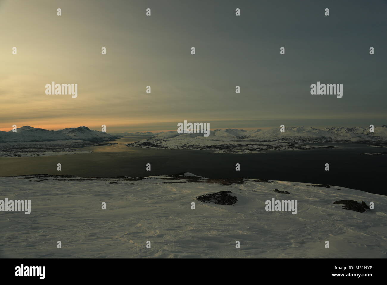 Faible Soleil d'hiver dans les montagnes sur les Fjords Banque D'Images