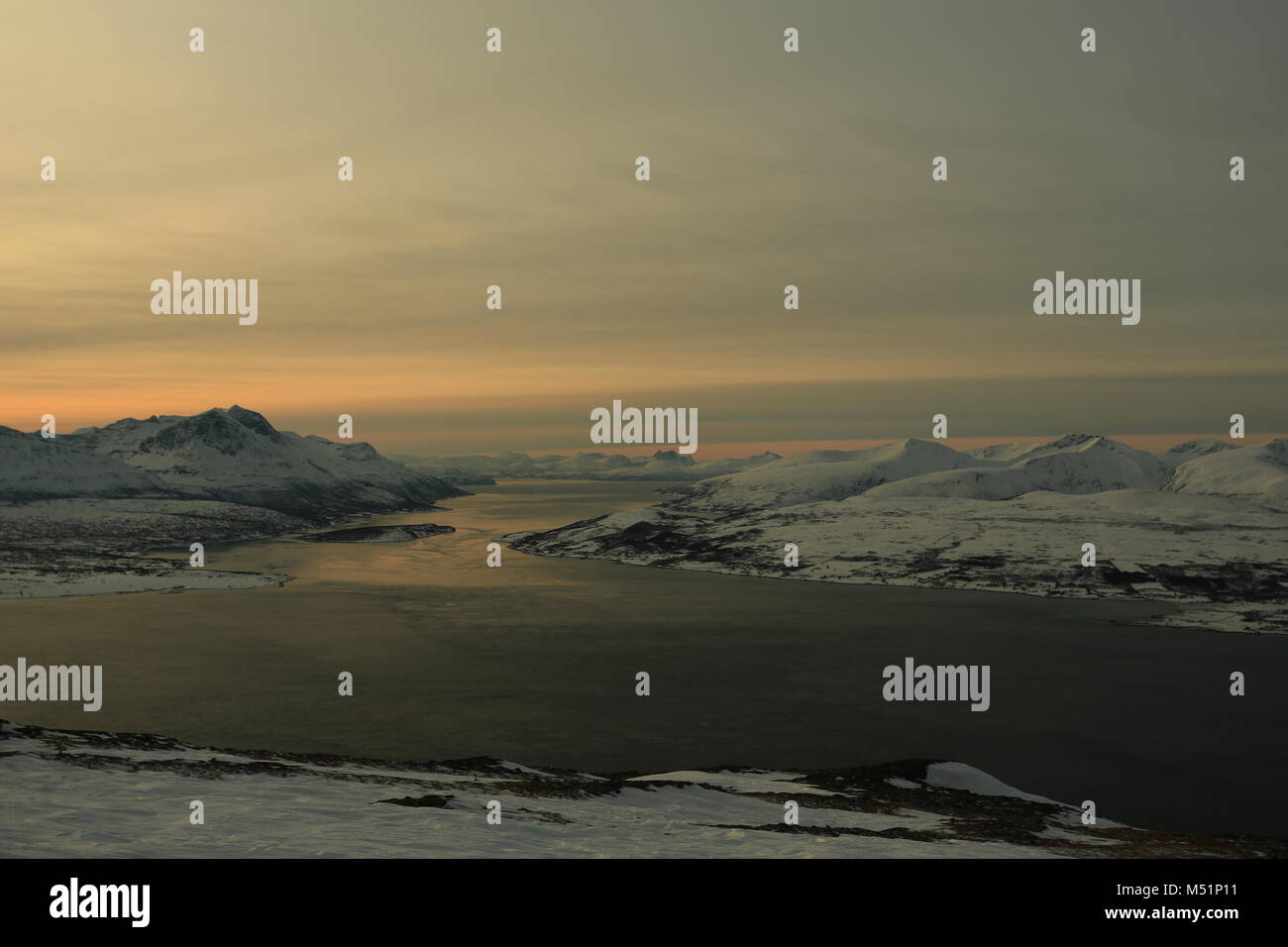 Faible Soleil d'hiver dans les montagnes sur les Fjords Banque D'Images