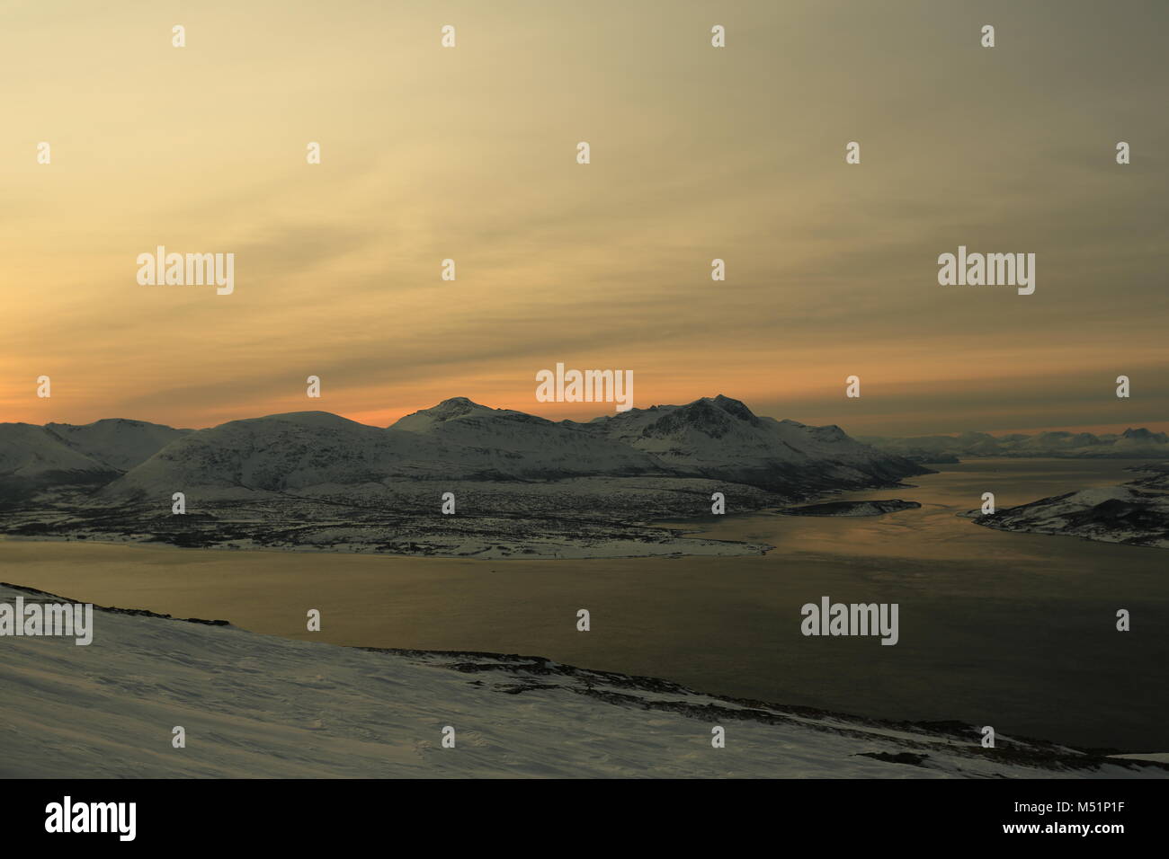 Faible Soleil d'hiver dans les montagnes sur les Fjords Banque D'Images
