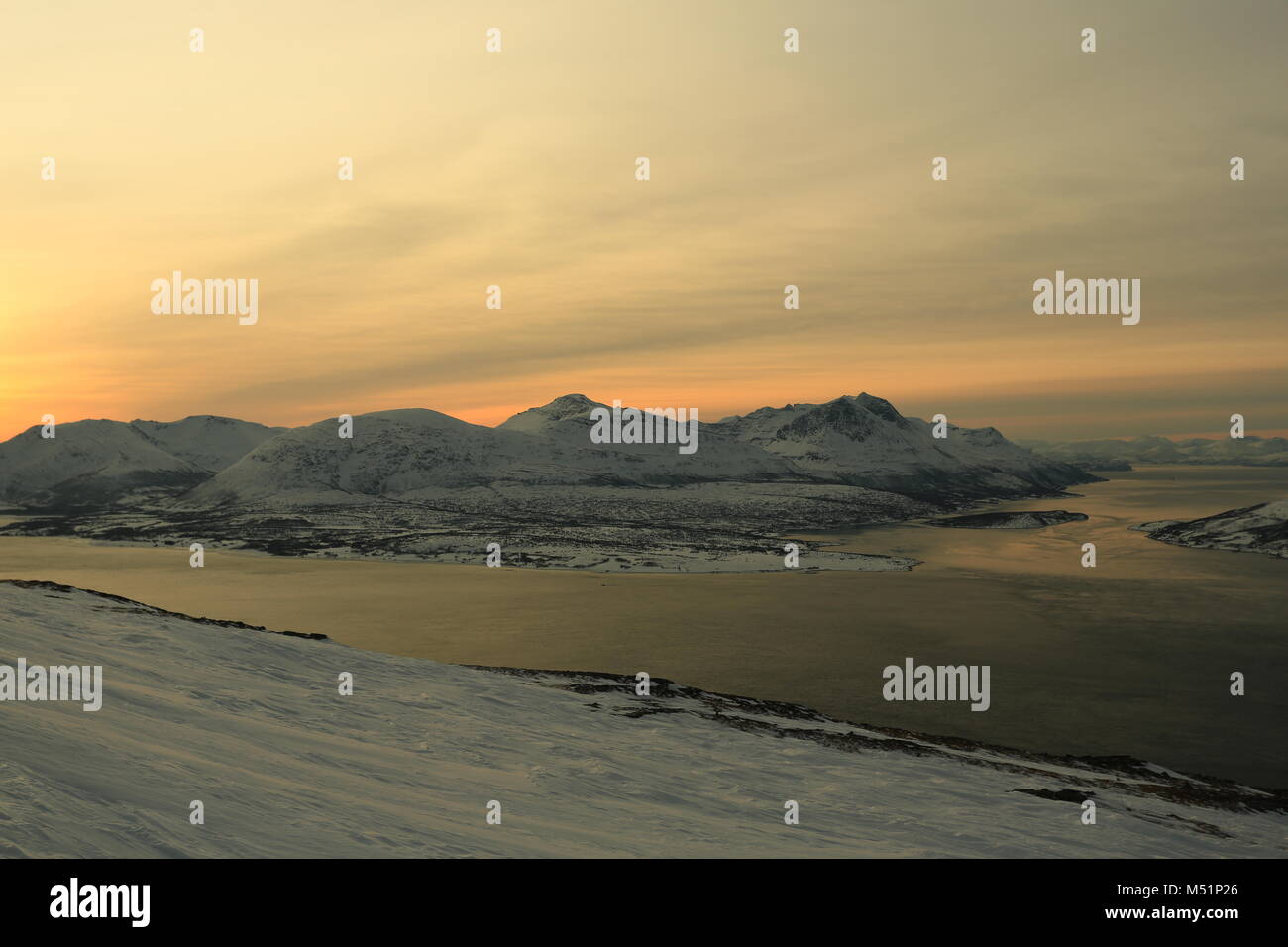 Faible Soleil d'hiver dans les montagnes sur les Fjords Banque D'Images