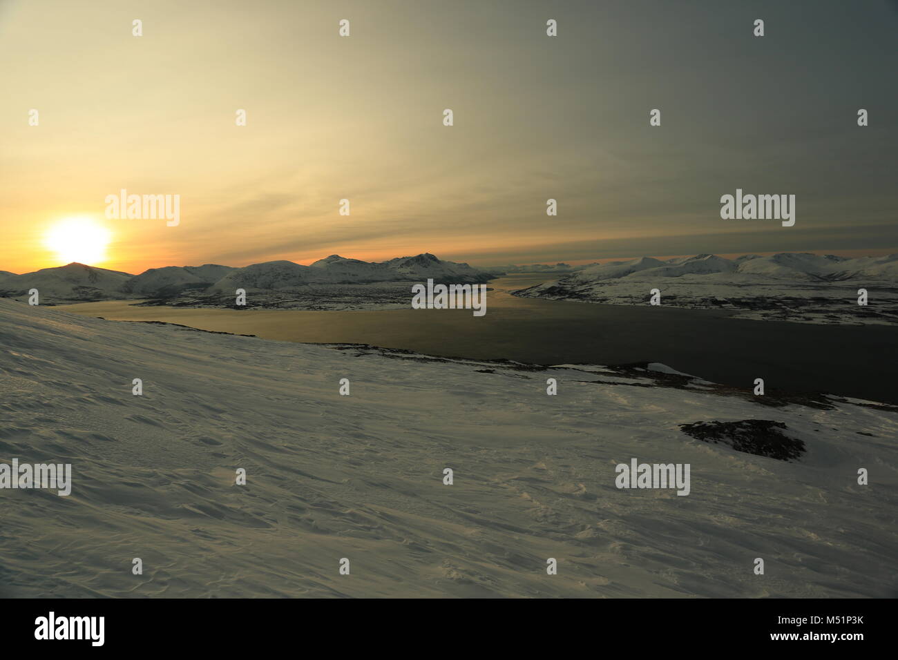 Faible Soleil d'hiver dans les montagnes sur les Fjords Banque D'Images