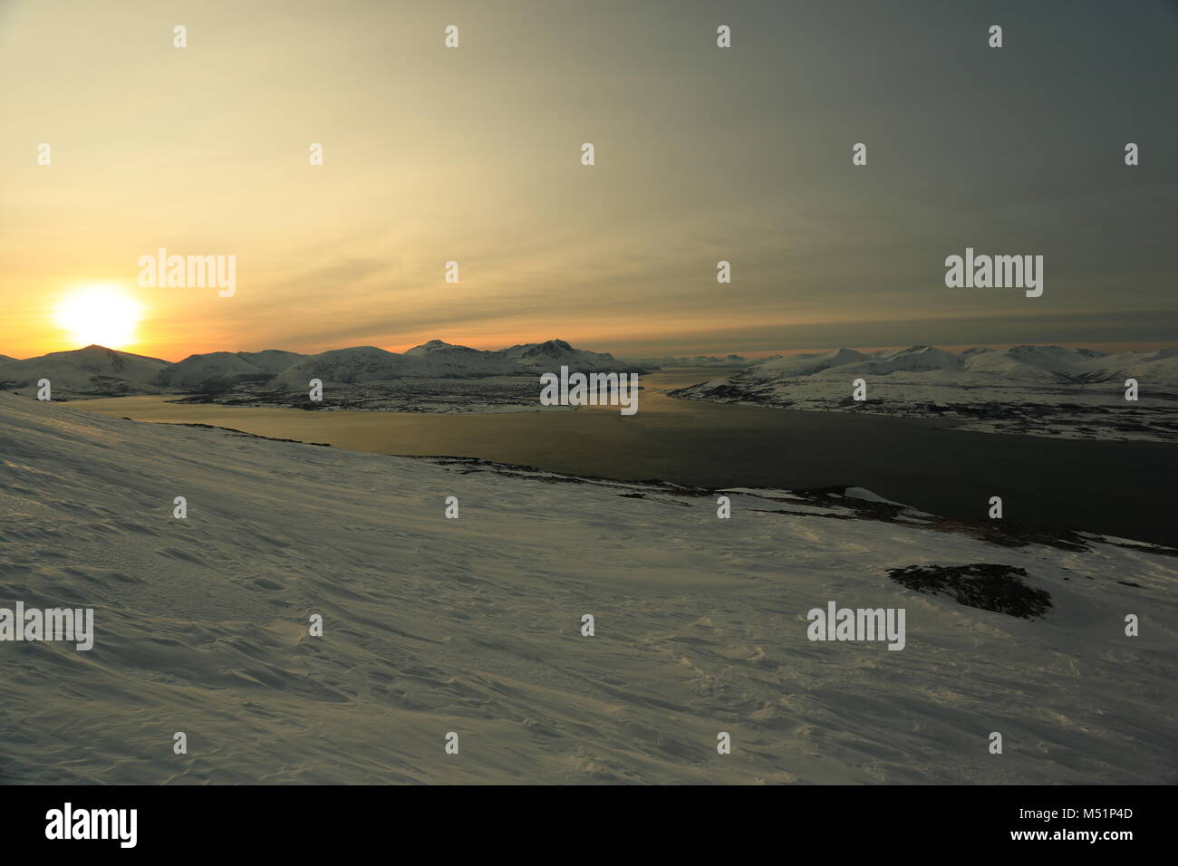 Faible Soleil d'hiver dans les montagnes sur les Fjords Banque D'Images