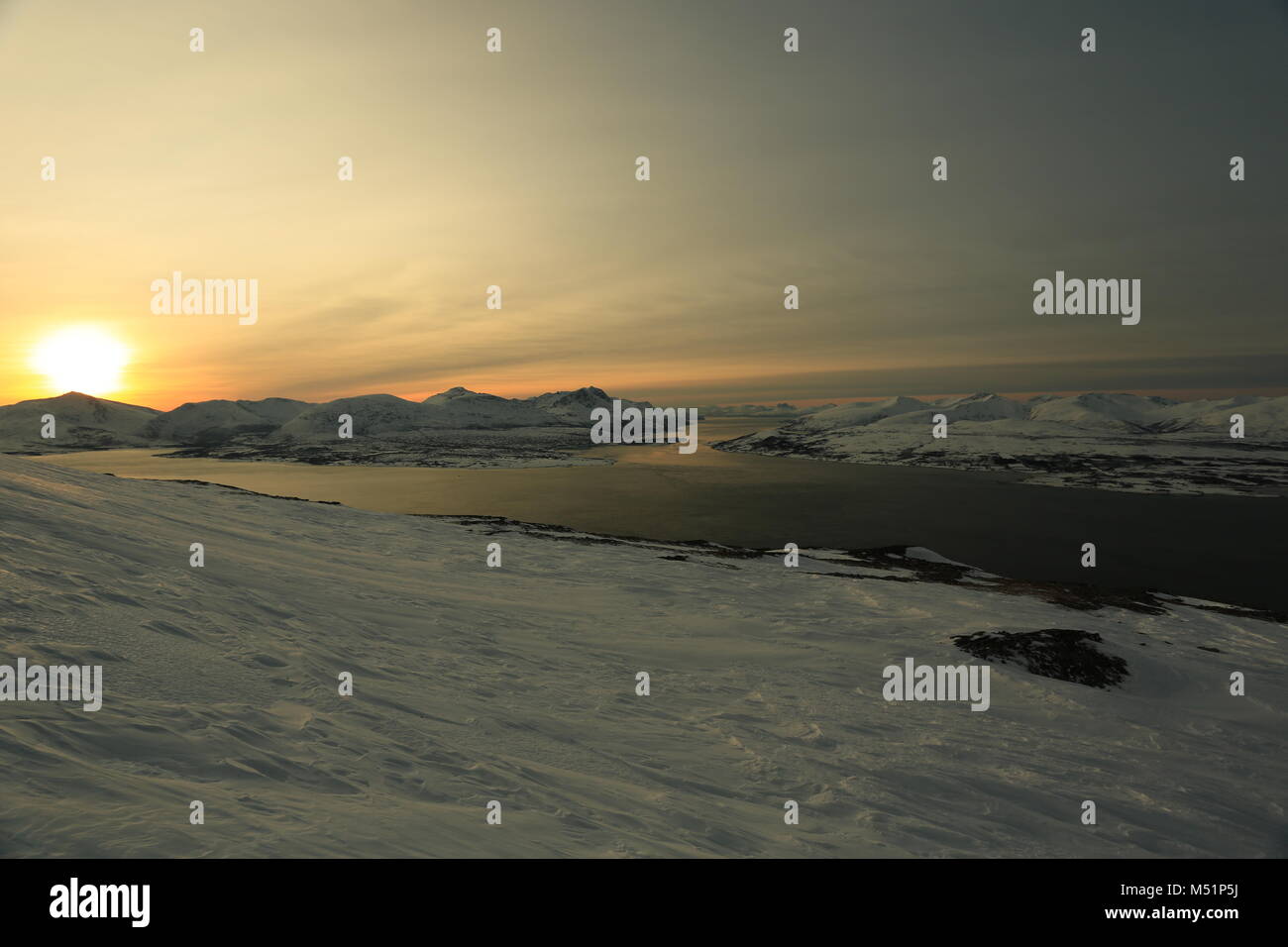 Faible Soleil d'hiver dans les montagnes sur les Fjords Banque D'Images