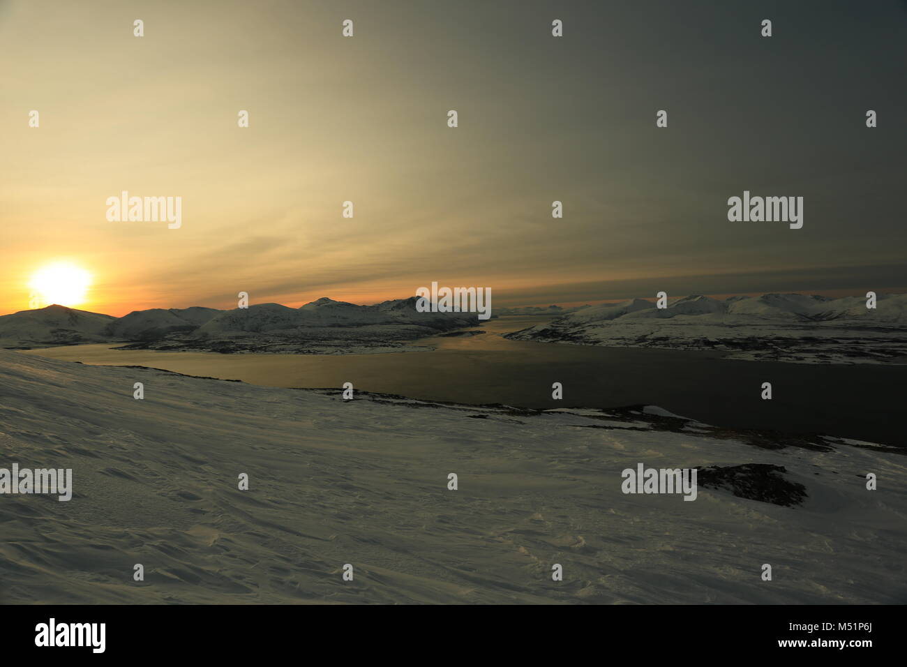 Faible Soleil d'hiver dans les montagnes sur les Fjords Banque D'Images