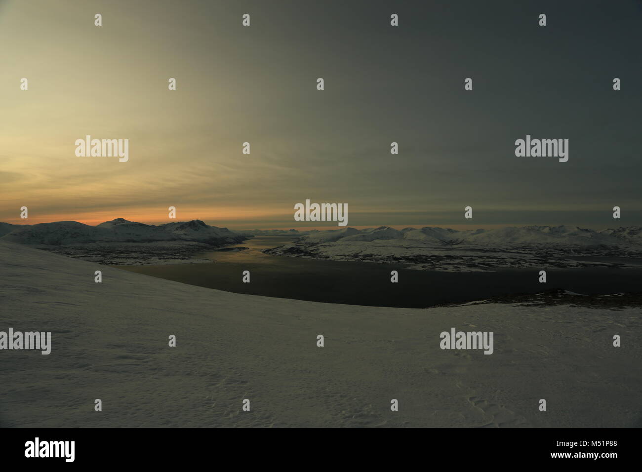 Faible Soleil d'hiver dans les montagnes sur les Fjords Banque D'Images