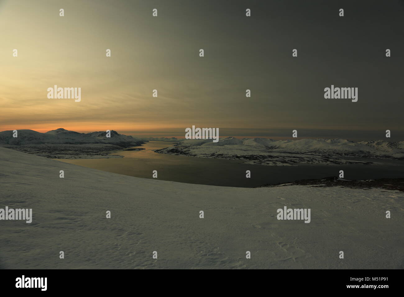 Faible Soleil d'hiver dans les montagnes sur les Fjords Banque D'Images