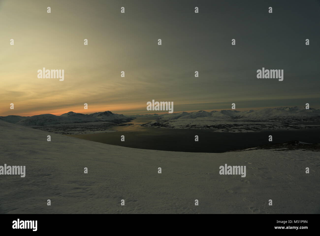 Faible Soleil d'hiver dans les montagnes sur les Fjords Banque D'Images