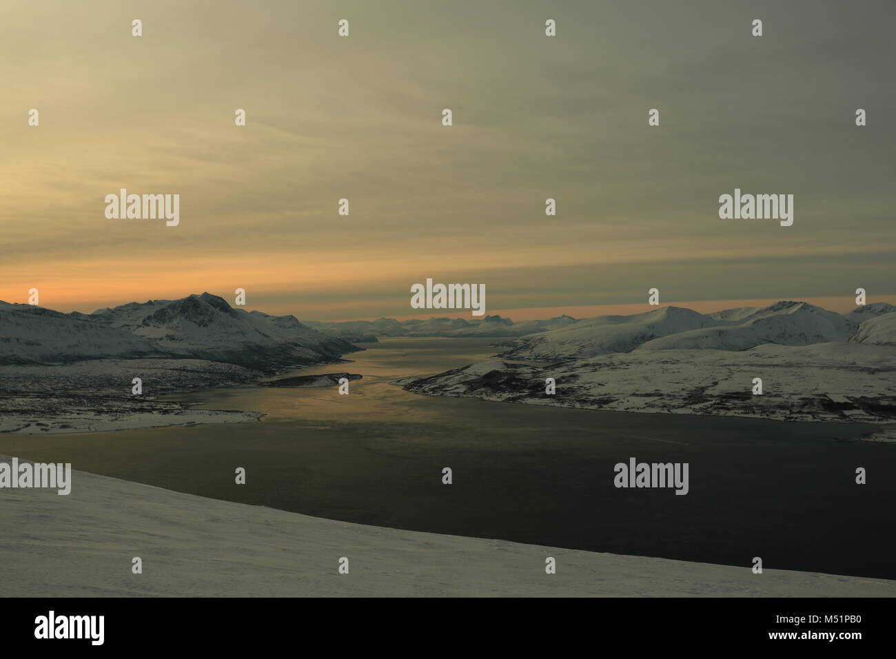 Faible Soleil d'hiver dans les montagnes sur les Fjords Banque D'Images