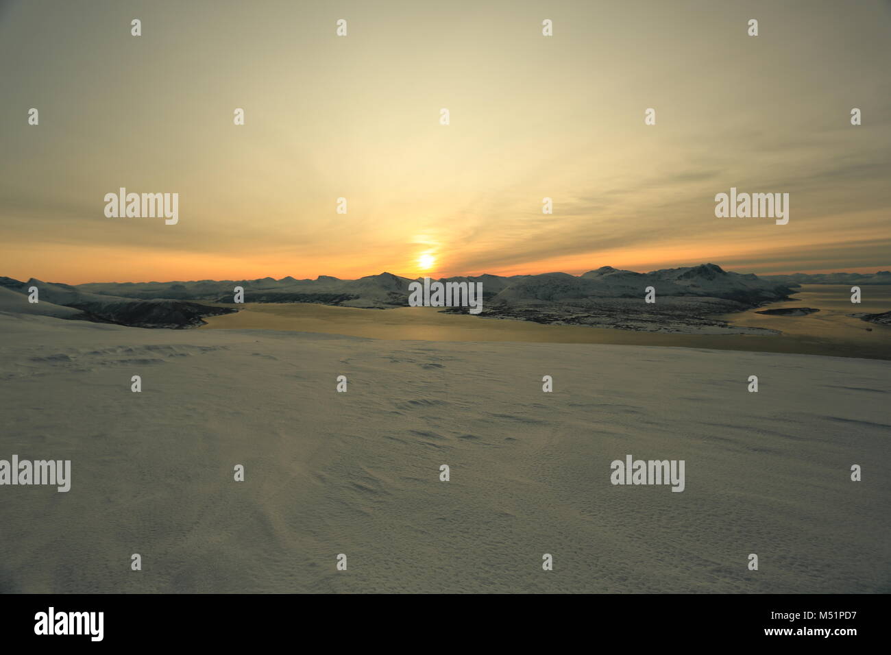 Faible Soleil d'hiver dans les montagnes sur les Fjords Banque D'Images
