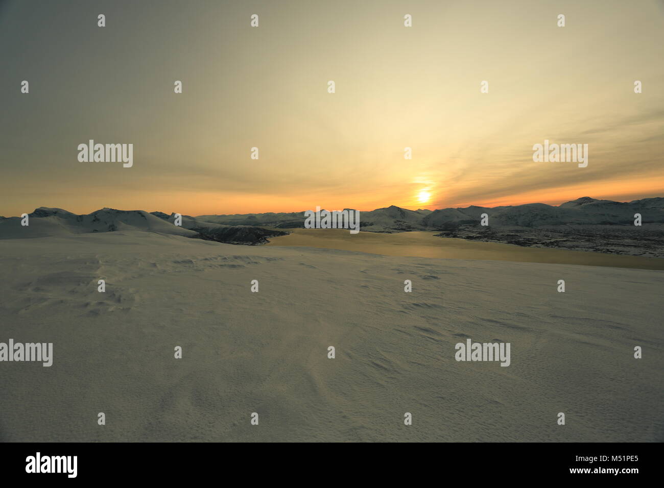 Faible Soleil d'hiver dans les montagnes sur les Fjords Banque D'Images