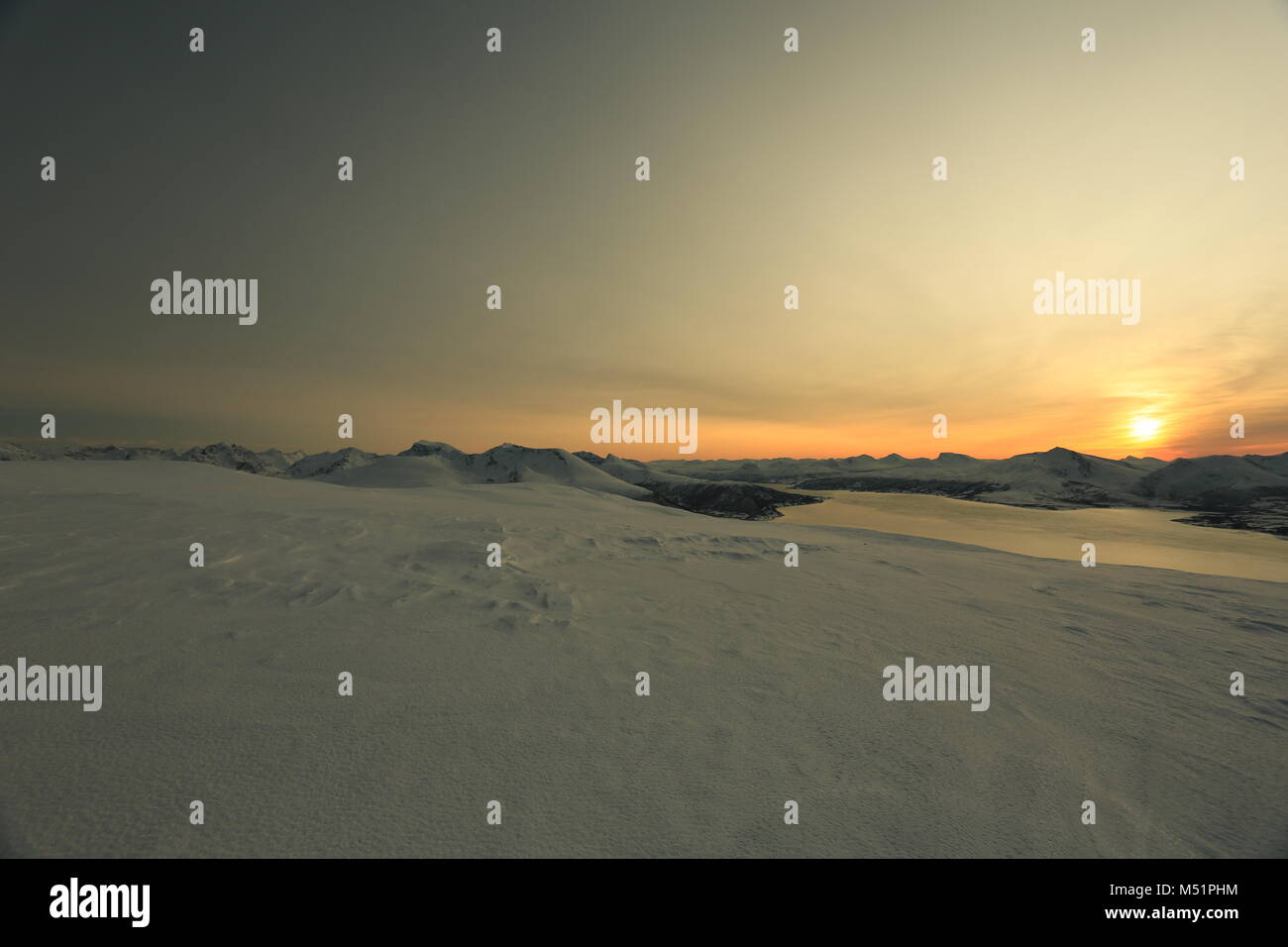 Faible Soleil d'hiver dans les montagnes sur les Fjords Banque D'Images