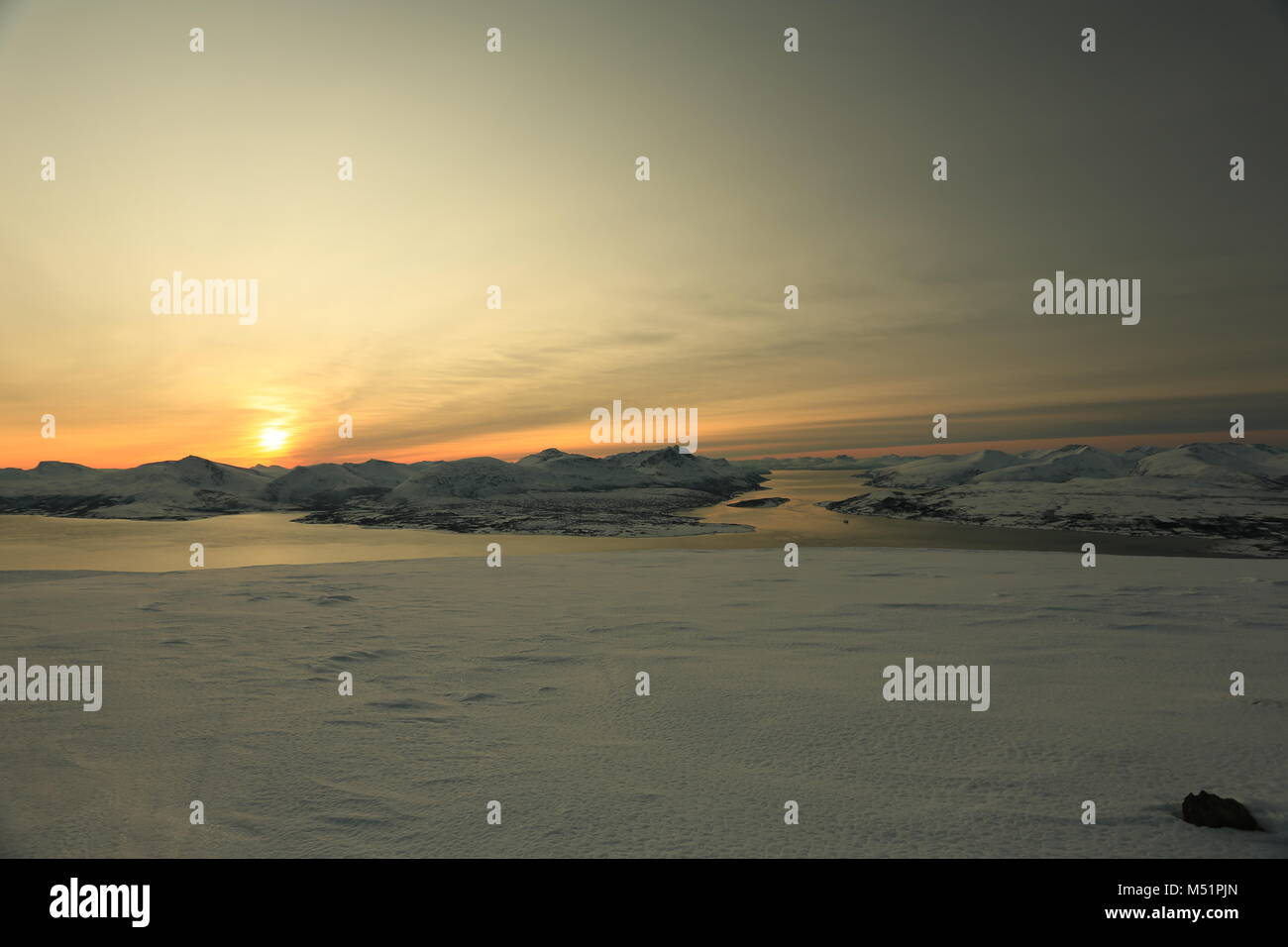 Faible Soleil d'hiver dans les montagnes sur les Fjords Banque D'Images