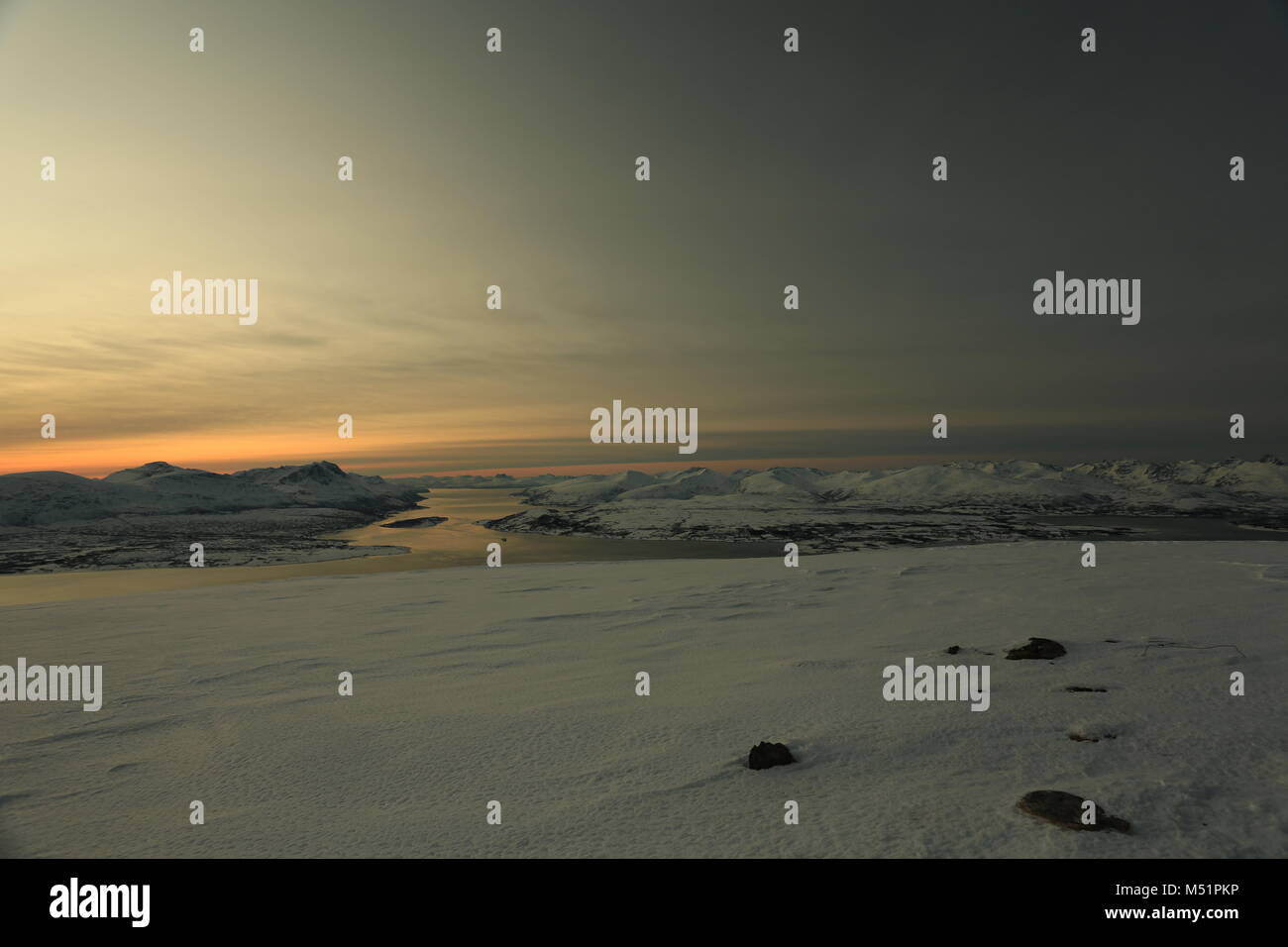 Faible Soleil d'hiver dans les montagnes sur les Fjords Banque D'Images
