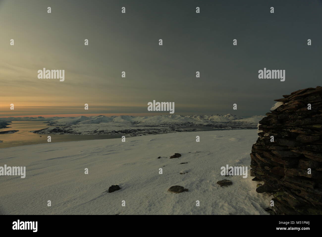 Faible Soleil d'hiver dans les montagnes sur les Fjords Banque D'Images