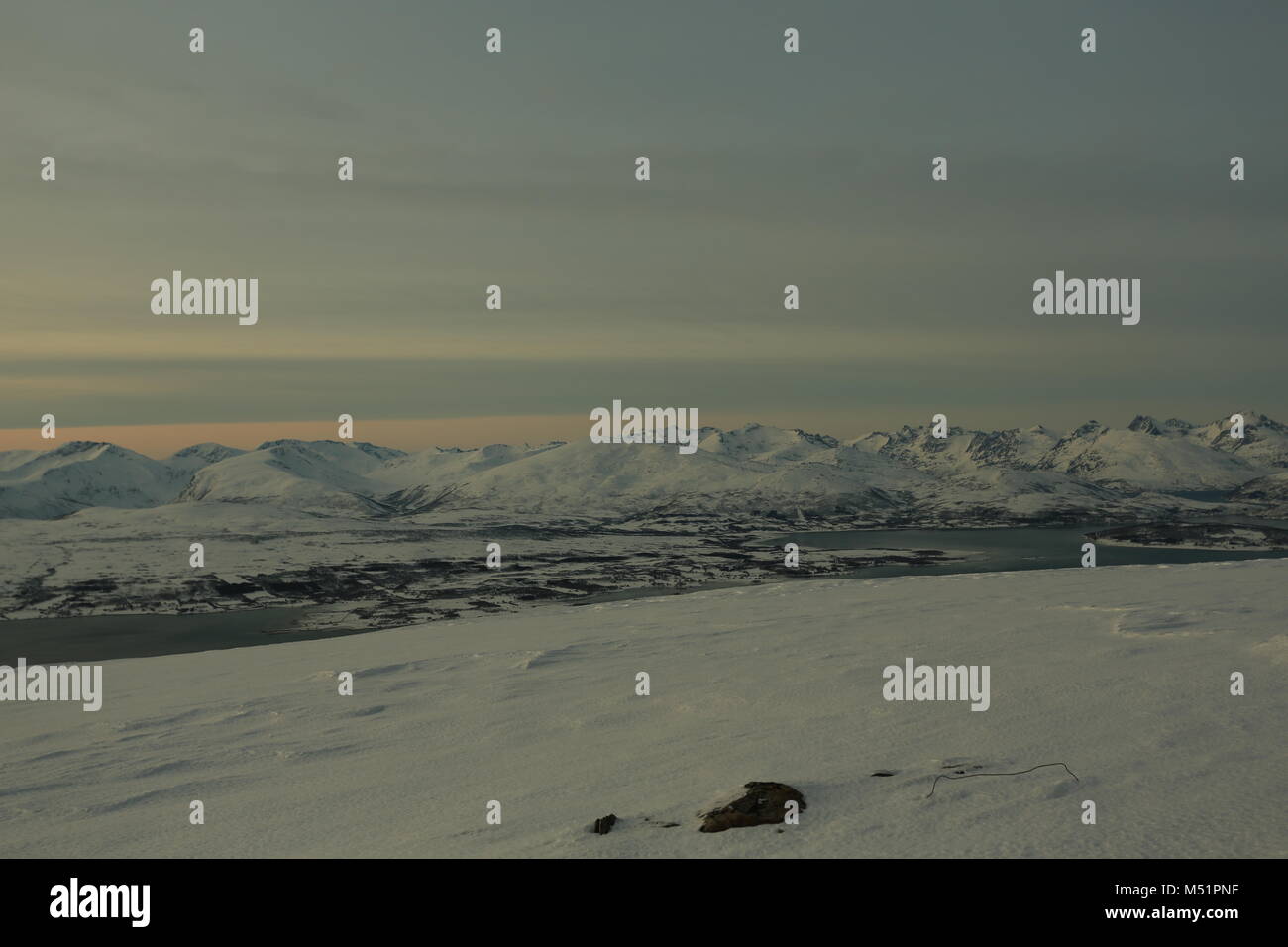Faible Soleil d'hiver dans les montagnes sur les Fjords Banque D'Images