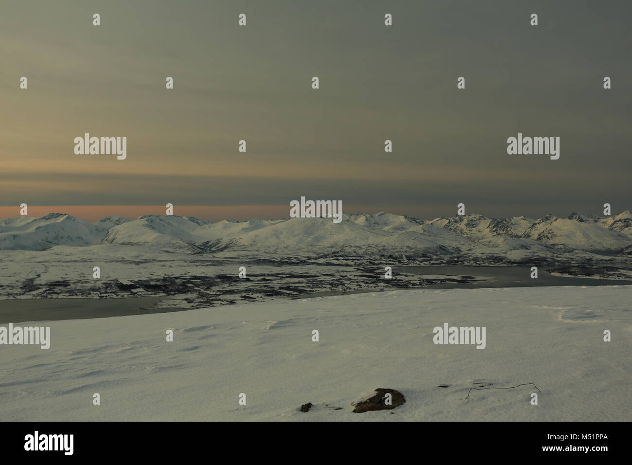 Faible Soleil d'hiver dans les montagnes sur les Fjords Banque D'Images