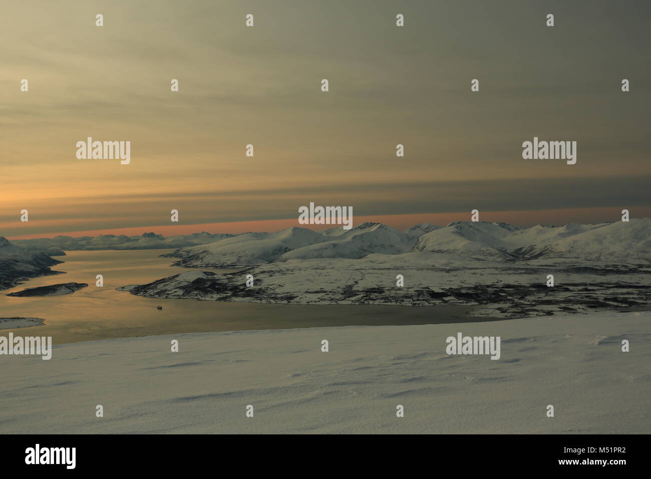 Faible Soleil d'hiver dans les montagnes sur les Fjords Banque D'Images