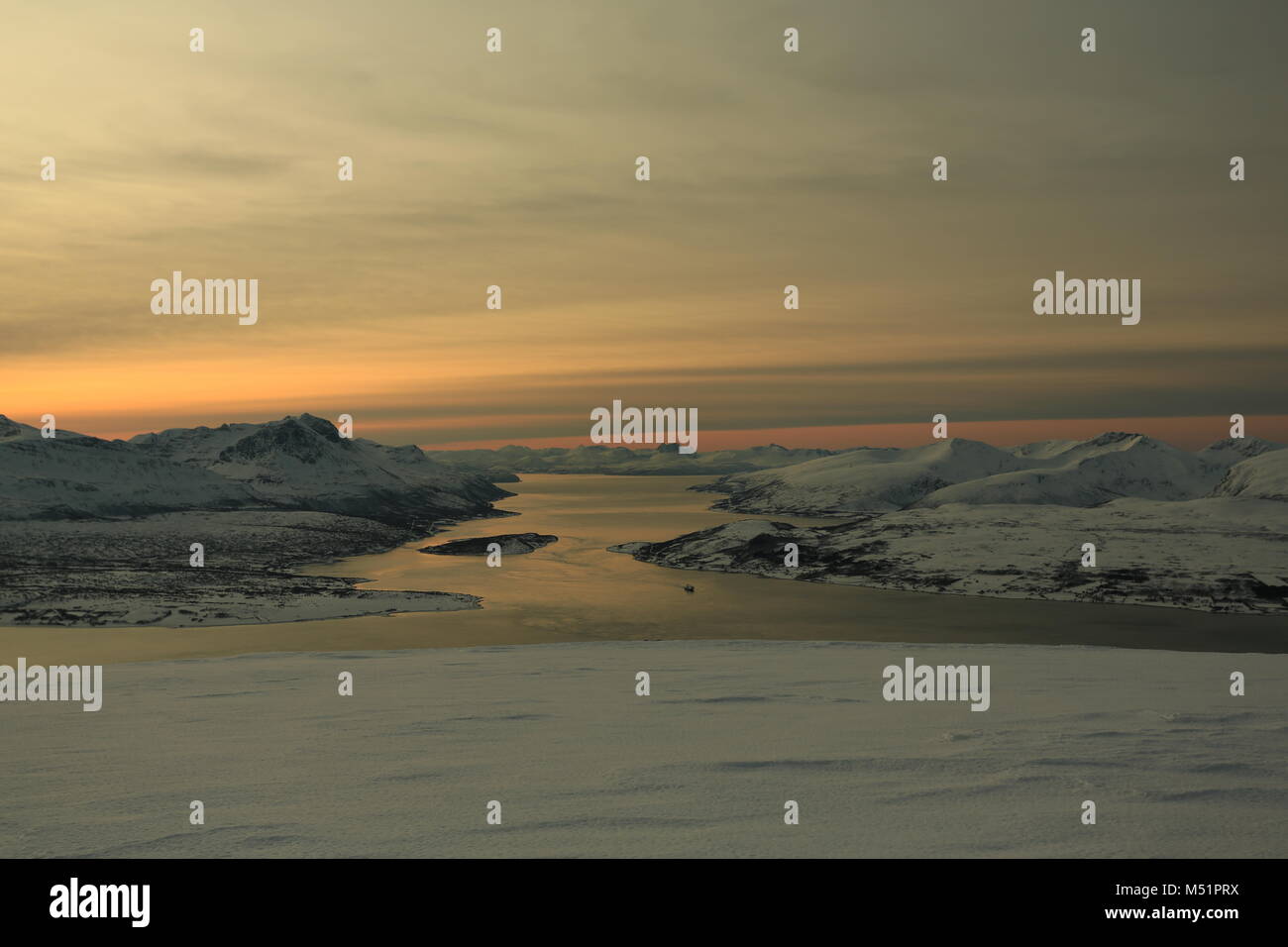 Faible Soleil d'hiver dans les montagnes sur les Fjords Banque D'Images