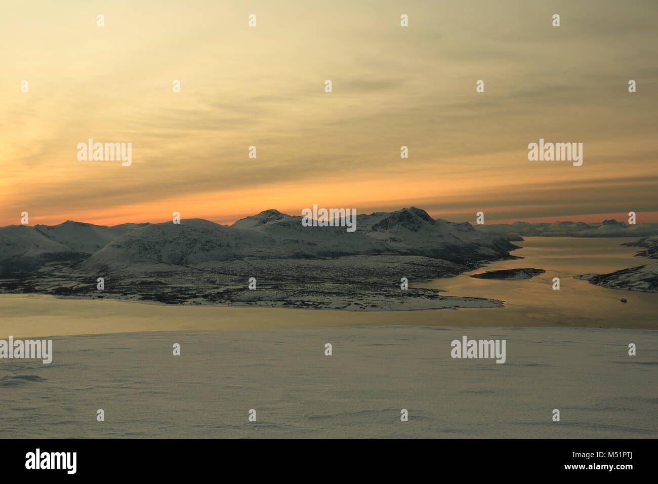 Faible Soleil d'hiver dans les montagnes sur les Fjords Banque D'Images