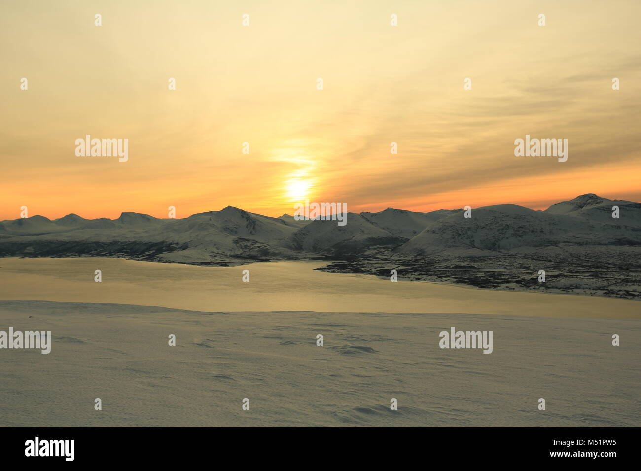 Faible Soleil d'hiver dans les montagnes sur les Fjords Banque D'Images