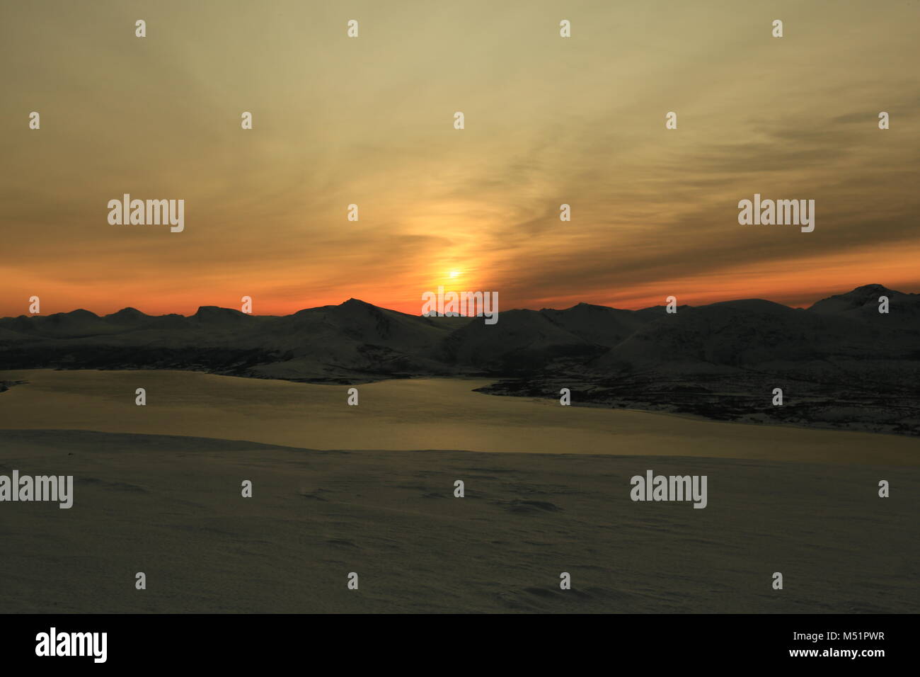 Faible Soleil d'hiver dans les montagnes sur les Fjords Banque D'Images