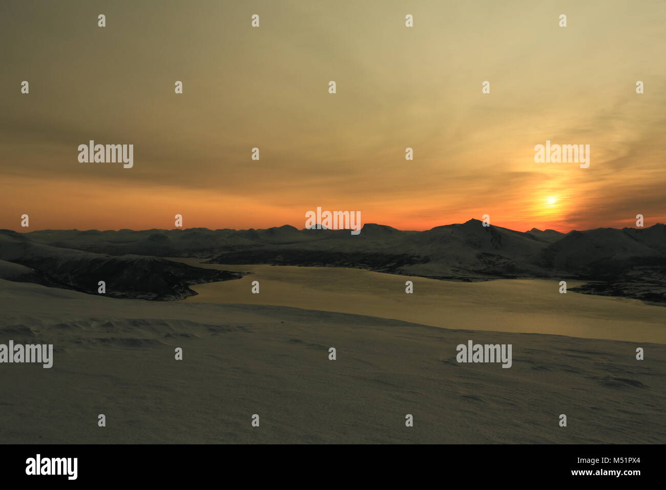 Faible Soleil d'hiver dans les montagnes sur les Fjords Banque D'Images