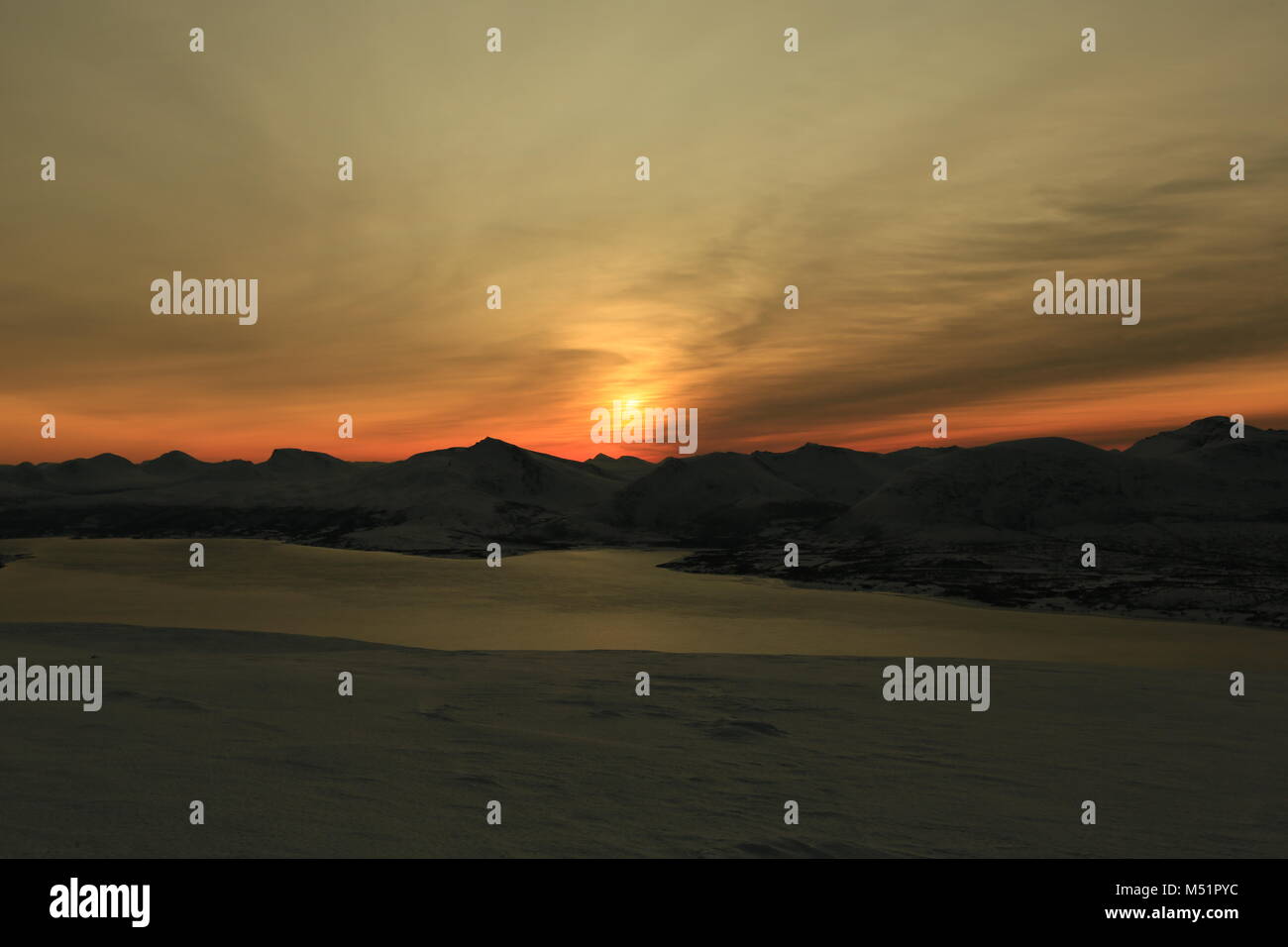 Faible Soleil d'hiver dans les montagnes sur les Fjords Banque D'Images