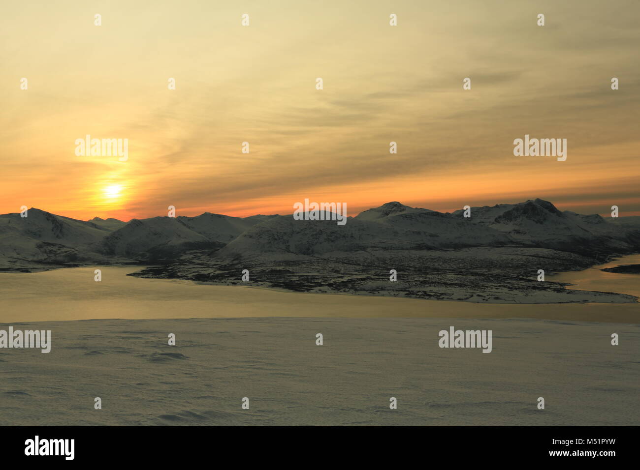 Faible Soleil d'hiver dans les montagnes sur les Fjords Banque D'Images