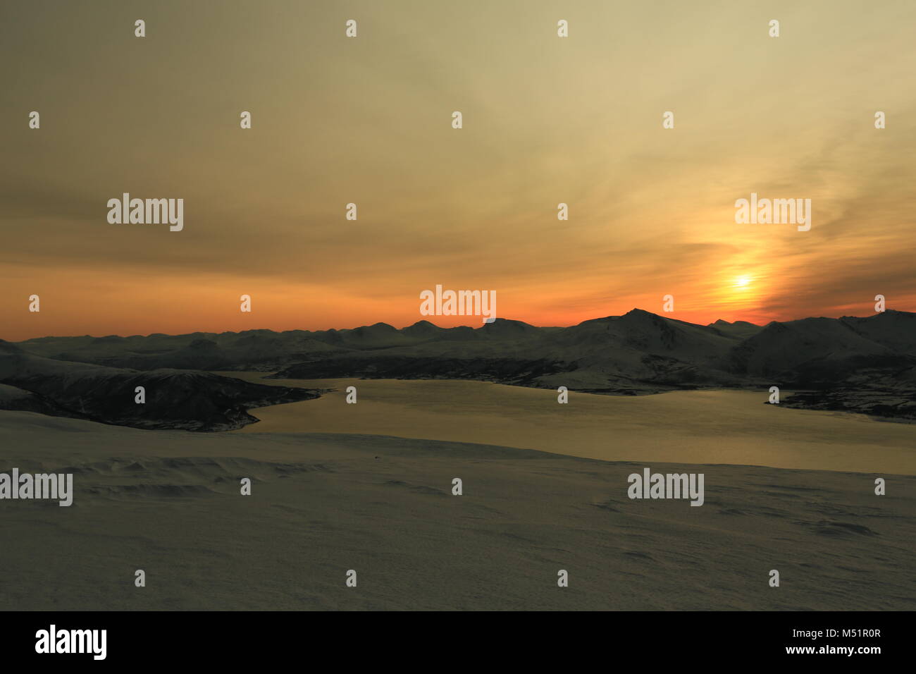 Faible Soleil d'hiver dans les montagnes sur les Fjords Banque D'Images